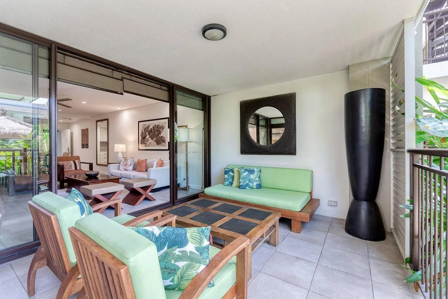 Poolside At Temple Resort - A Lush Tropical Escape 道格拉斯港
