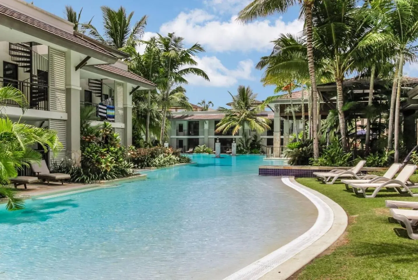 Poolside At Temple Resort - A Lush Tropical Escape 道格拉斯港
